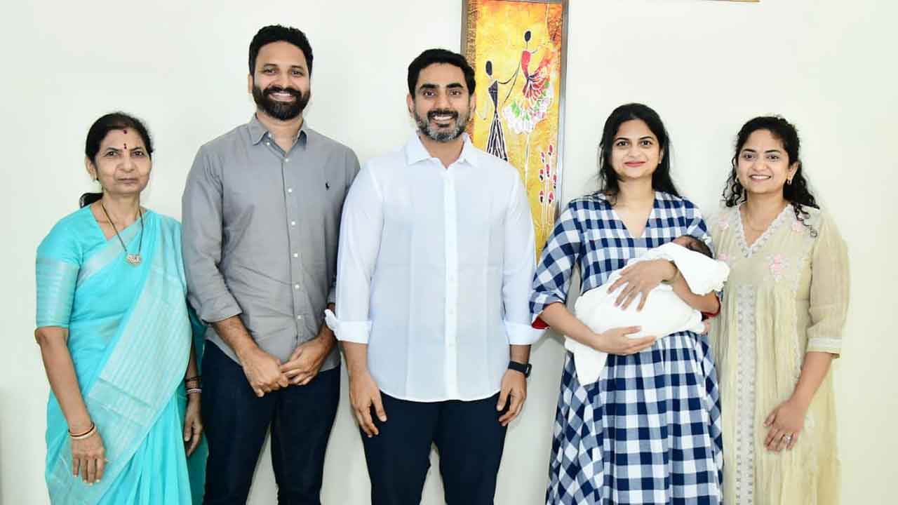 Lokesh Blesses Ram Mohan Naidu Son: కేంద్రమంత్రి కుమారుడిని ముద్దాడిన నారా లోకేష్..!