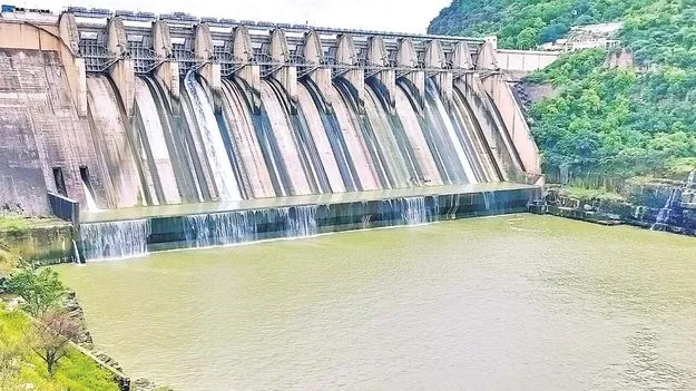Water Leakage Reported at Sri Sailam Dam: శ్రీశైలం డ్యాం క్రస్టు గేట్ల నుంచి నీరు లీకేజీ