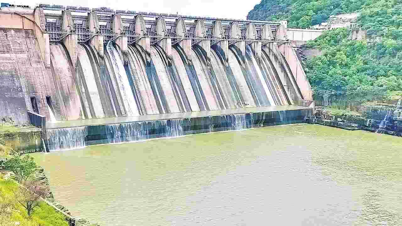 Water Leakage Reported at Sri Sailam Dam: శ్రీశైలం డ్యాం క్రస్టు గేట్ల నుంచి నీరు లీకేజీ