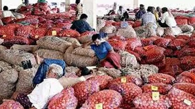 Low Quality Onions: తాడేపల్లిగూడెం మార్కెట్‌కు కర్నూలు ఉల్లి