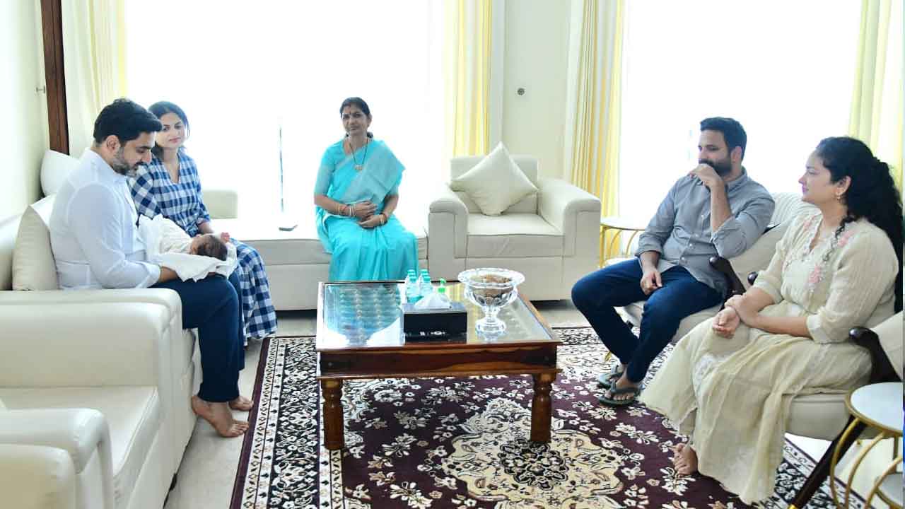 Lokesh Blesses Ram Mohan Naidu Son: కేంద్రమంత్రి కుమారుడిని ముద్దాడిన నారా లోకేష్..!