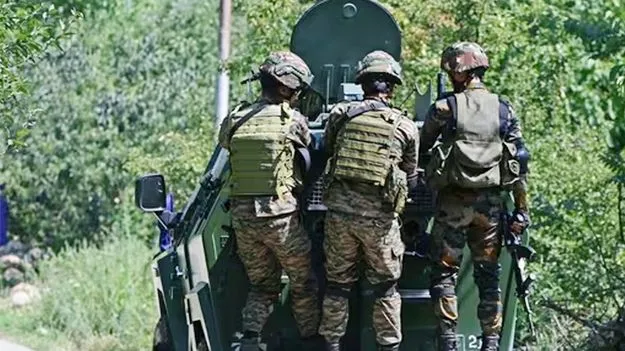 Kashmir Kulgam Encounter: జమ్మూ కశ్మీర్‌ కుల్గాం జిల్లాలో ఎన్‌కౌంటర్..ఓ ఉగ్రవాది మృతి, జవానుకు గాయాలు