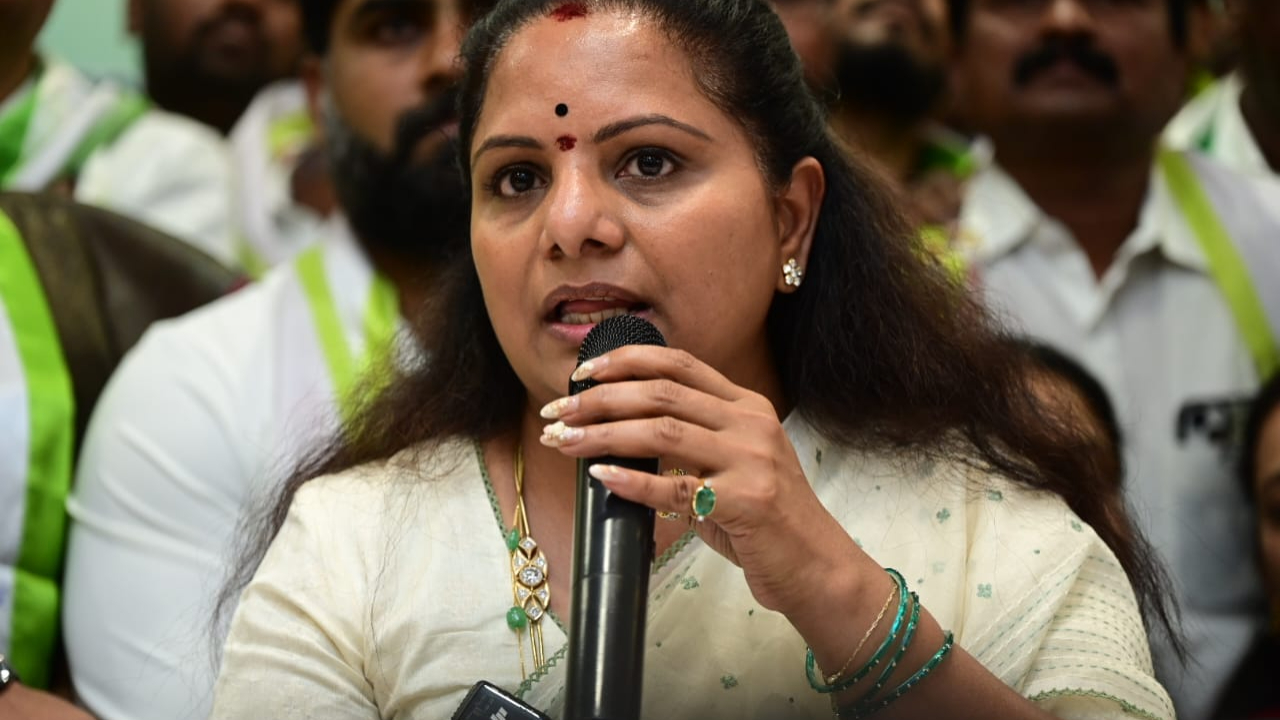 Kavitha : కుట్రలు చేస్తున్నారు..కారణం హరీష్‌రావు, సంతోష్‌రావే..