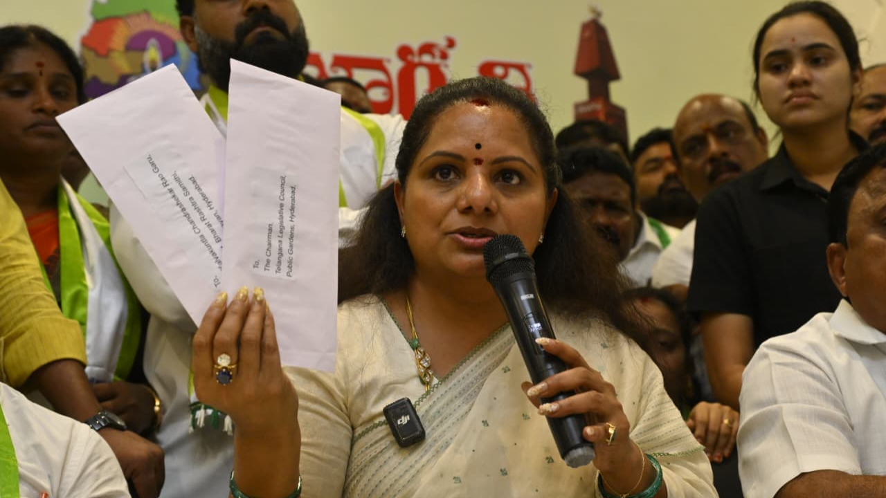 Kavitha : కుట్రలు చేస్తున్నారు..కారణం హరీష్‌రావు, సంతోష్‌రావే..