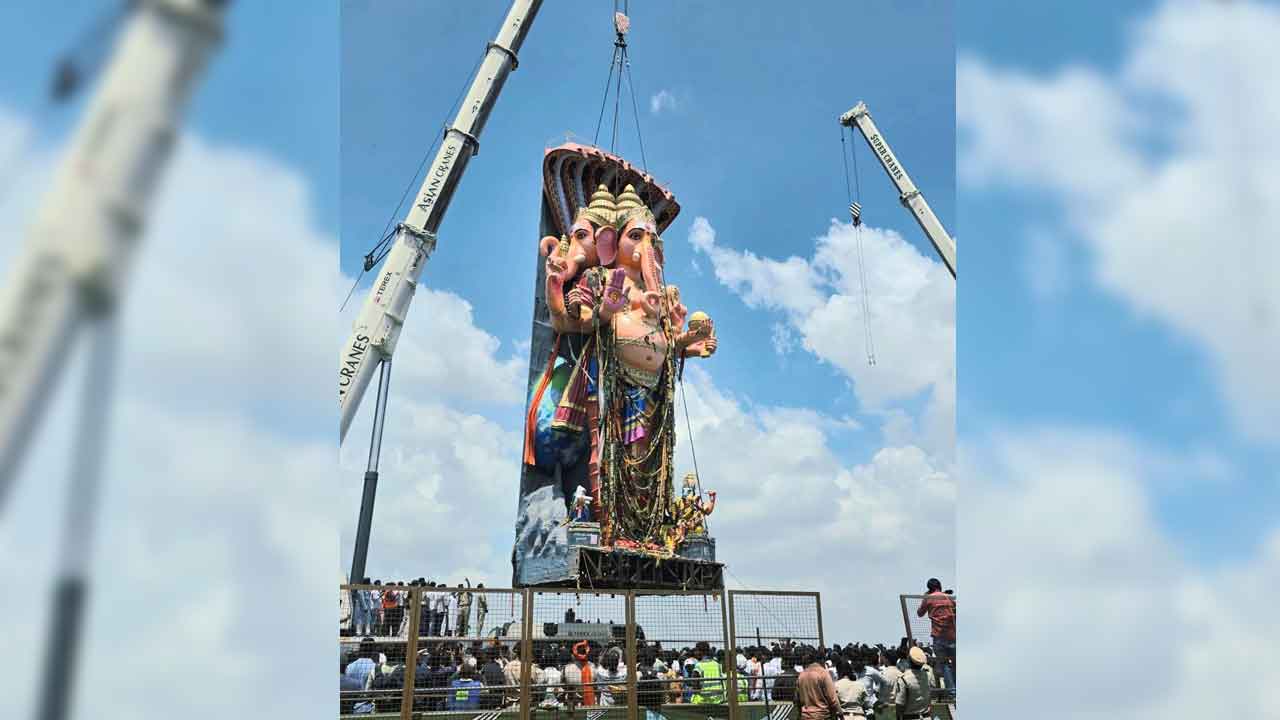 Khairatabad Ganesh: బై బై గణేశా! ఖైరతాబాద్ గణపతికి భక్తుల ఘన వీడ్కోలు