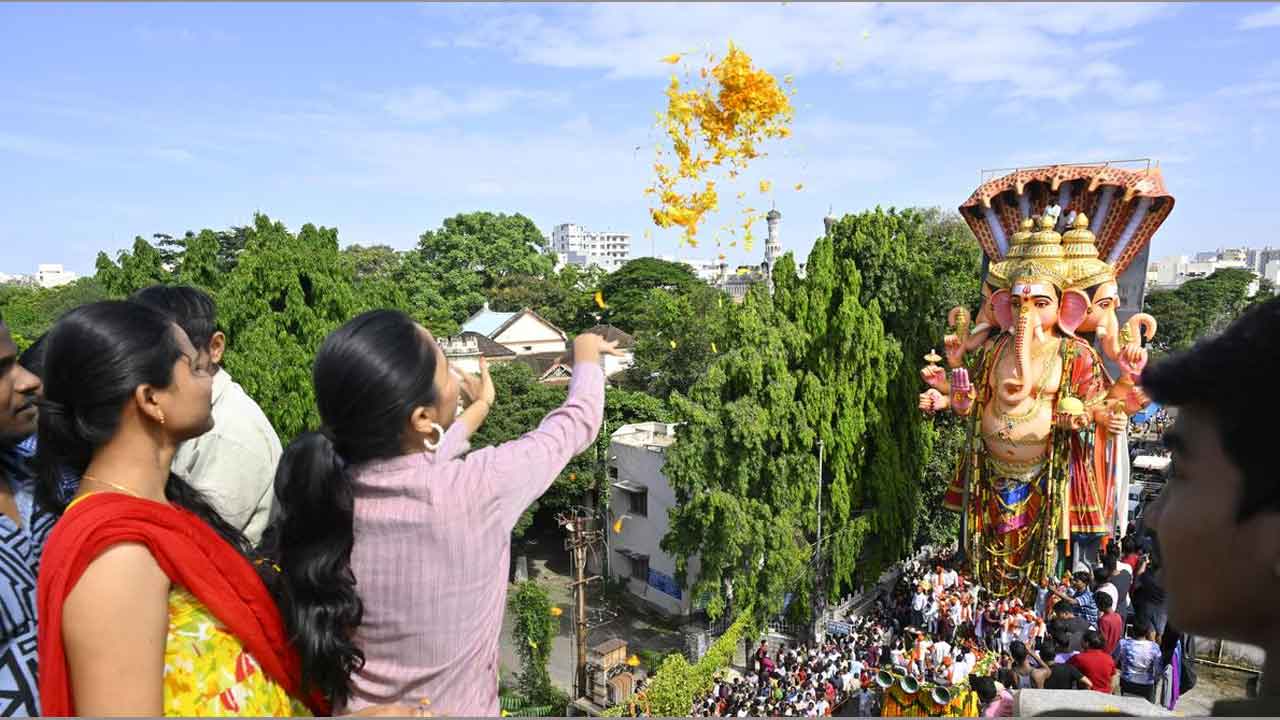 Khairatabad Ganesh: బై బై గణేశా! ఖైరతాబాద్ గణపతికి భక్తుల ఘన వీడ్కోలు