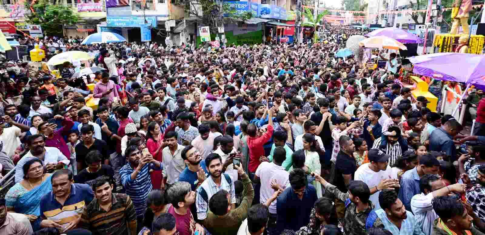 Khairatabad Ganesh :  ఖైరతాబాద్ గణేశుని దర్శించుకున్న  కేంద్ర మంత్రి కిషన్ రెడ్డి కుటుంబసభ్యులు, ఏపీ మంత్రి నారాయణ కుమార్తె