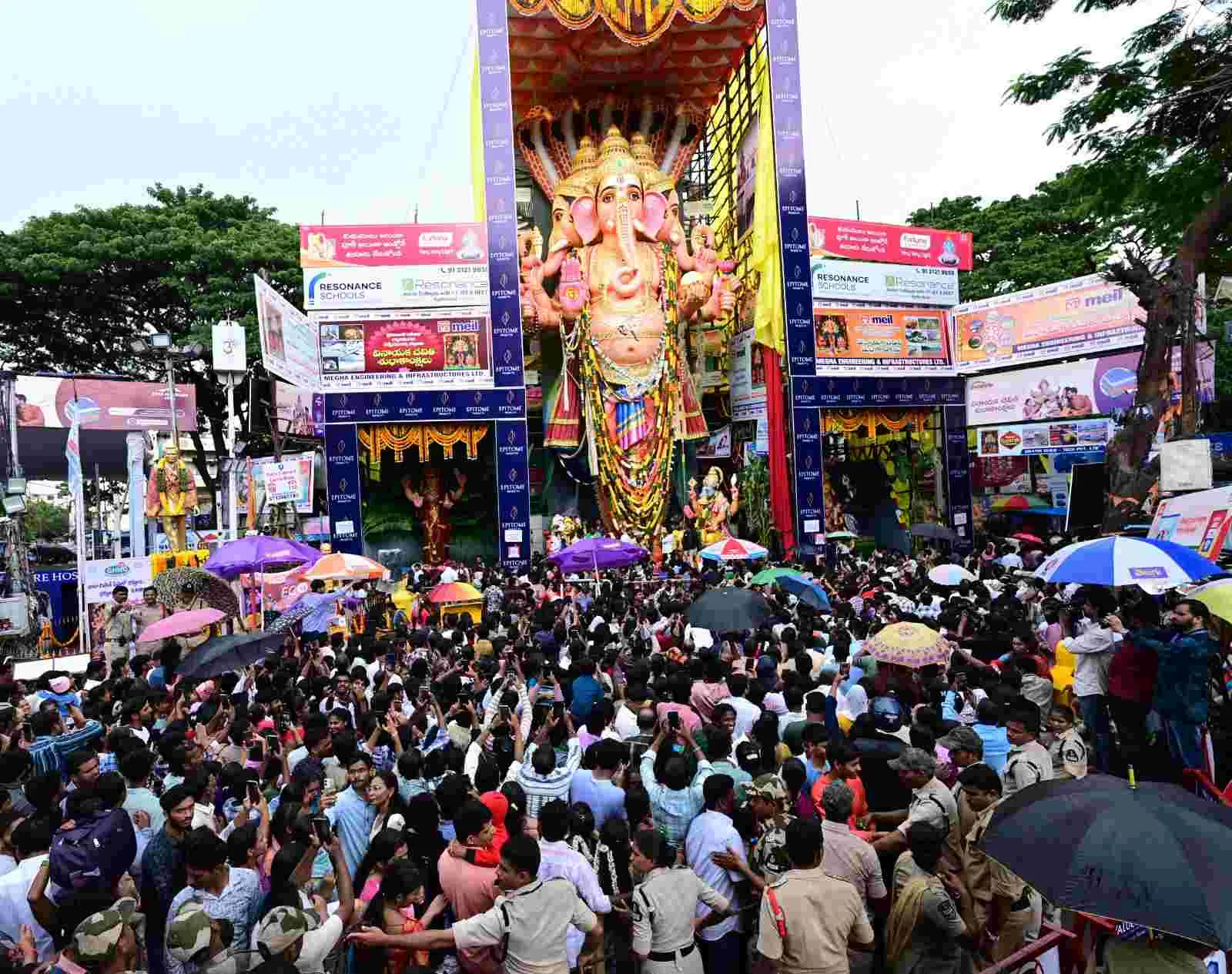 Khairatabad Ganesh :  ఖైరతాబాద్ గణేశుని దర్శించుకున్న  కేంద్ర మంత్రి కిషన్ రెడ్డి కుటుంబసభ్యులు, ఏపీ మంత్రి నారాయణ కుమార్తె