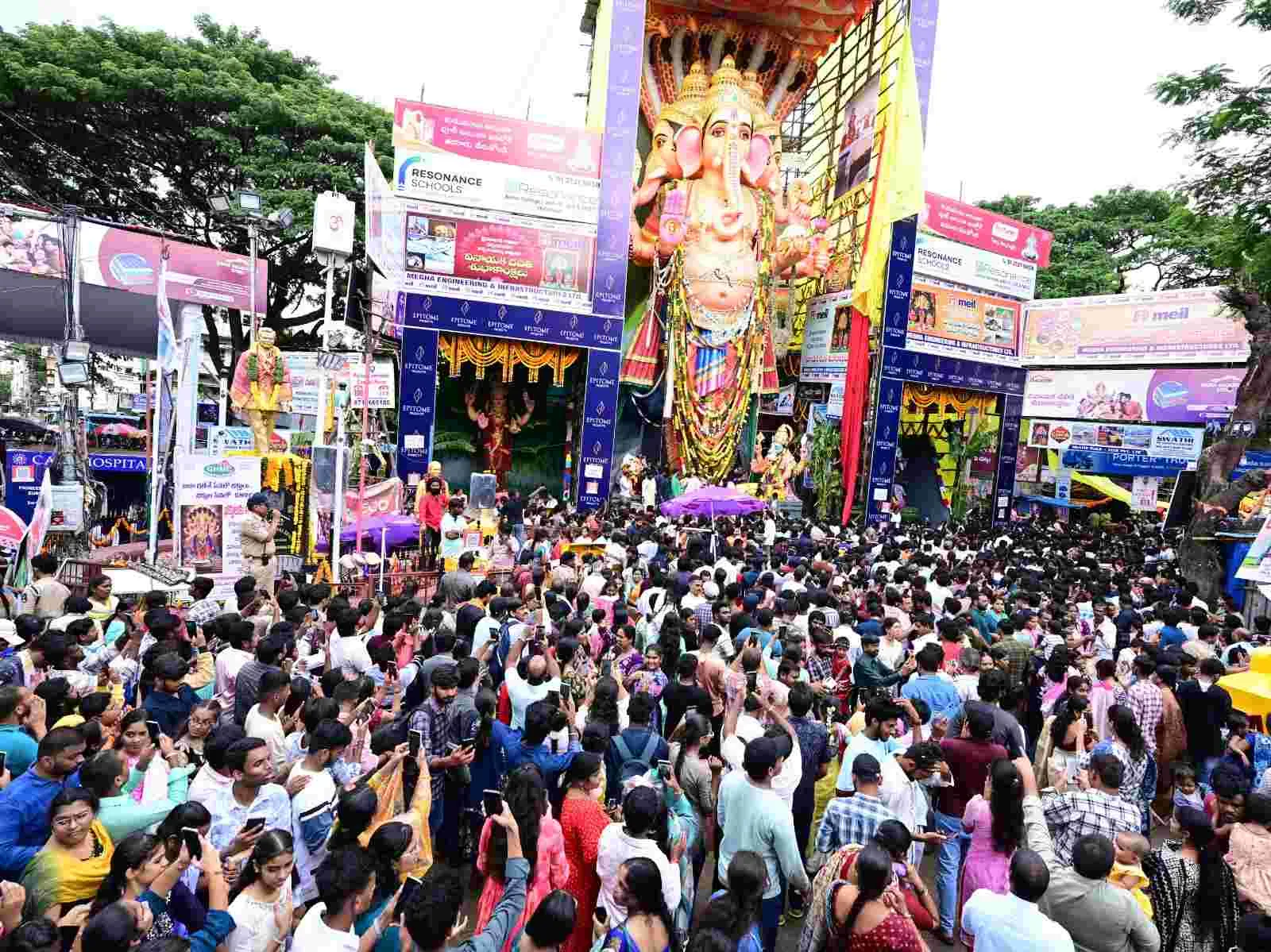 Khairatabad Ganesh :  ఖైరతాబాద్ గణేశుని దర్శించుకున్న  కేంద్ర మంత్రి కిషన్ రెడ్డి కుటుంబసభ్యులు, ఏపీ మంత్రి నారాయణ కుమార్తె