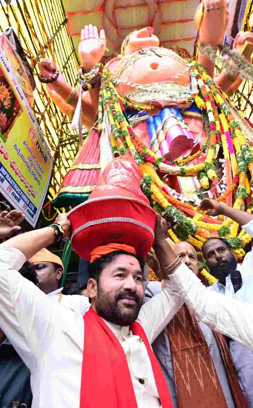 Khairatabad Ganesh :  ఖైరతాబాద్ గణేశుని దర్శించుకున్న  కేంద్ర మంత్రి కిషన్ రెడ్డి కుటుంబసభ్యులు, ఏపీ మంత్రి నారాయణ కుమార్తె