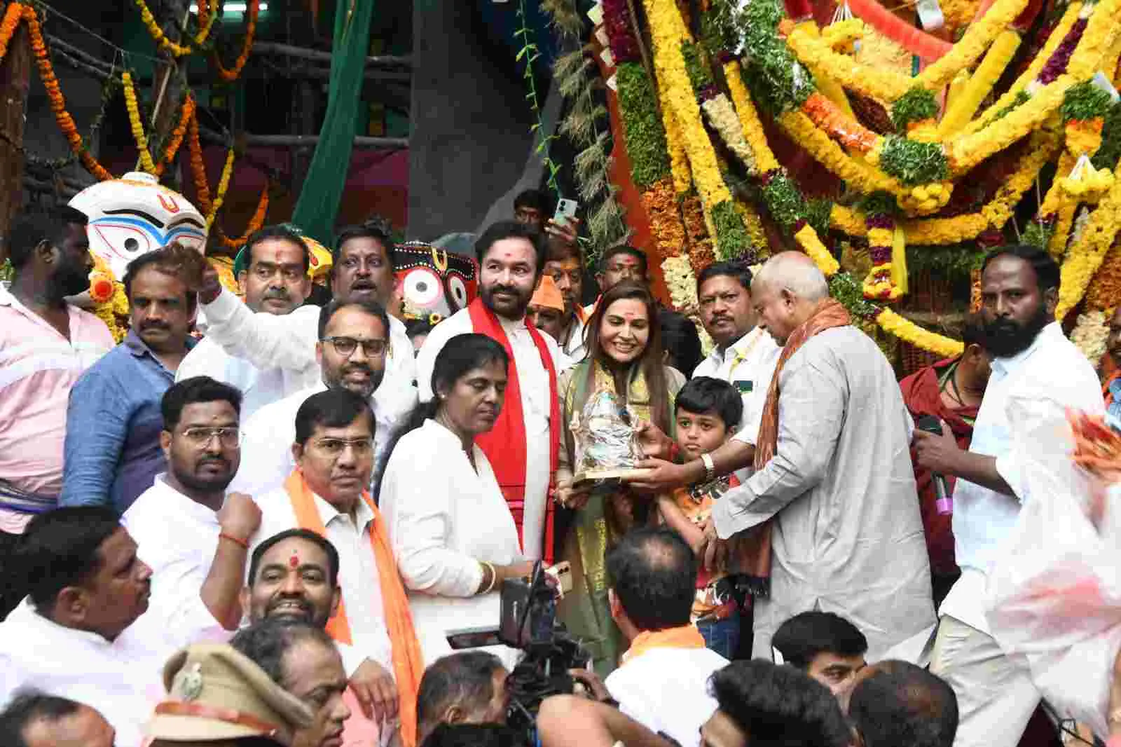 Khairatabad Ganesh :  ఖైరతాబాద్ గణేశుని దర్శించుకున్న  కేంద్ర మంత్రి కిషన్ రెడ్డి కుటుంబసభ్యులు, ఏపీ మంత్రి నారాయణ కుమార్తె