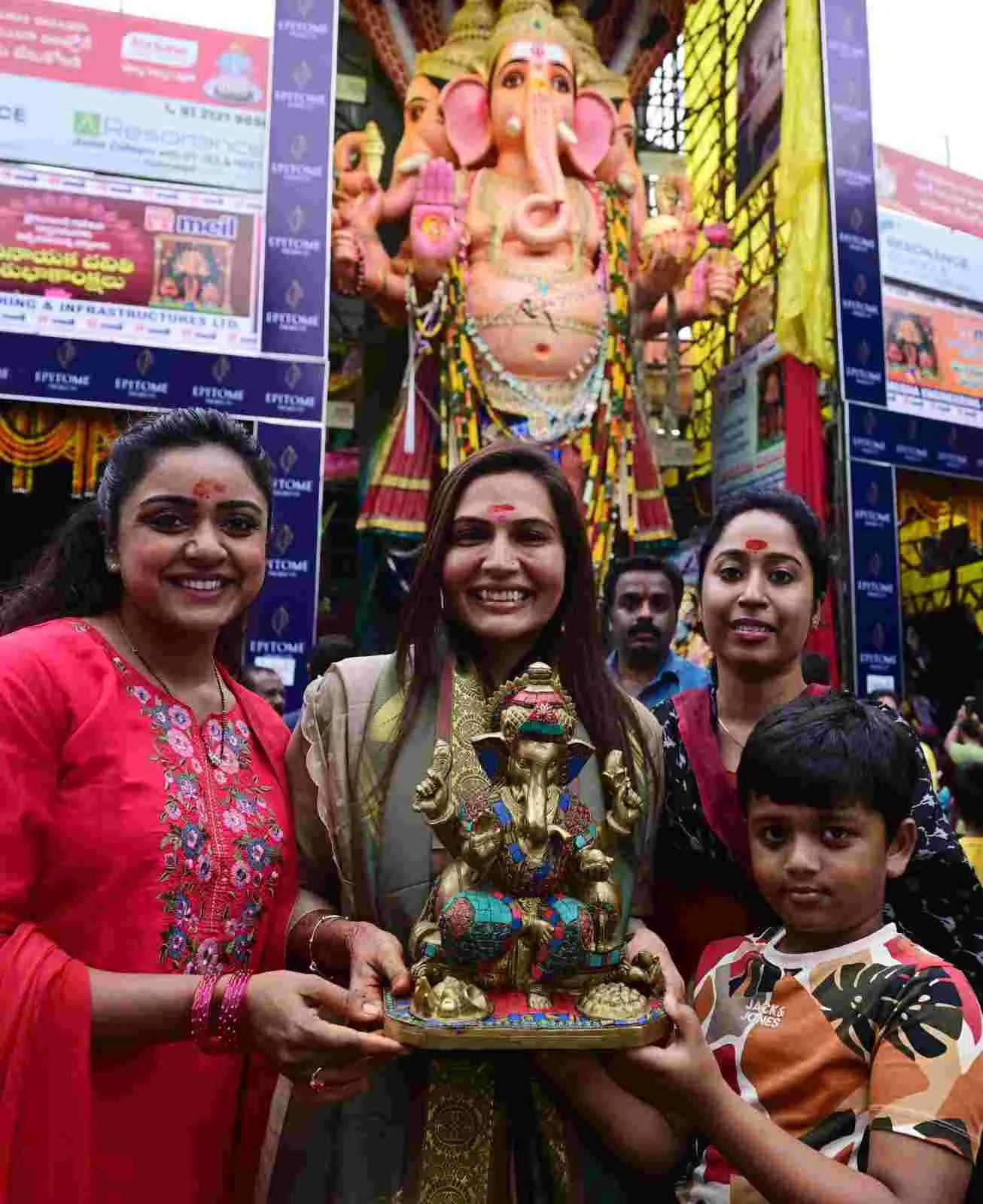 Khairatabad Ganesh :  ఖైరతాబాద్ గణేశుని దర్శించుకున్న  కేంద్ర మంత్రి కిషన్ రెడ్డి కుటుంబసభ్యులు, ఏపీ మంత్రి నారాయణ కుమార్తె