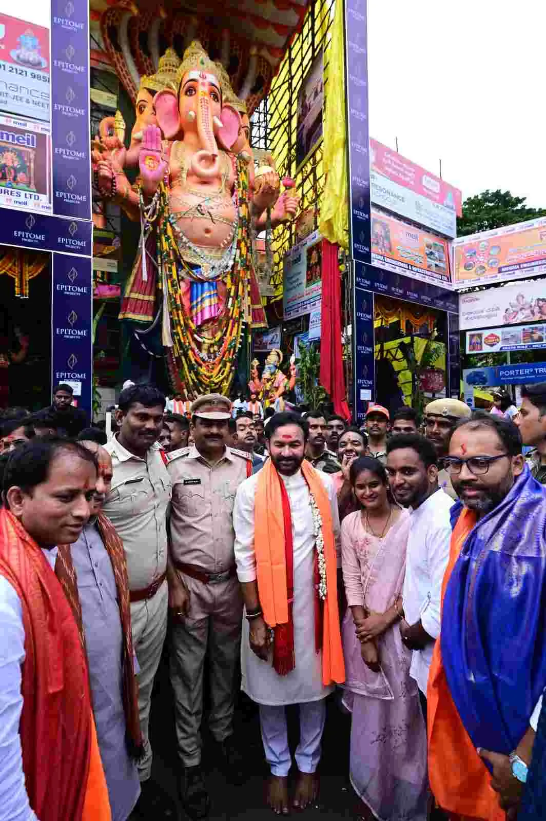 Khairatabad Ganesh :  ఖైరతాబాద్ గణేశుని దర్శించుకున్న  కేంద్ర మంత్రి కిషన్ రెడ్డి కుటుంబసభ్యులు, ఏపీ మంత్రి నారాయణ కుమార్తె