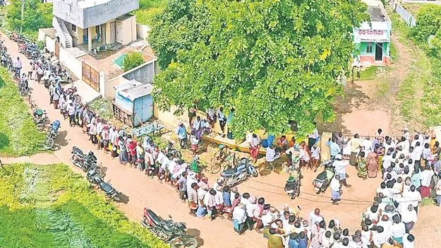 Farmers Queue Up for Urea: యూరియా కోసం రైతుల బారులు
