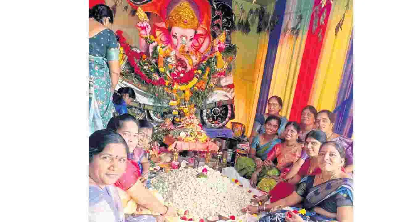 లంబోదరుడికి లక్ష ఉండ్రాళ్లు