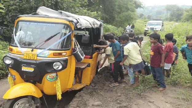 kumaram bheem asifabad- కూరుకుపోతున్నాయ్‌..