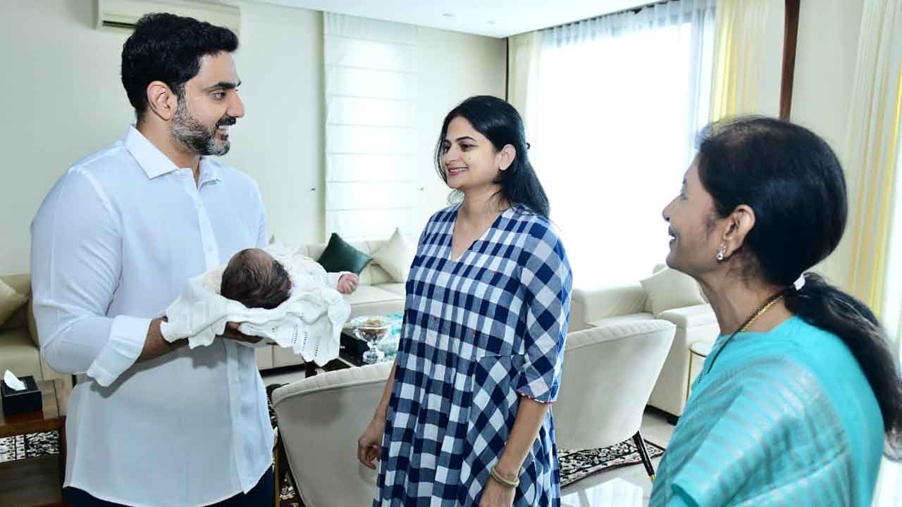 Lokesh Blesses Ram Mohan Naidu Son: కేంద్రమంత్రి కుమారుడిని ముద్దాడిన నారా లోకేష్..!
