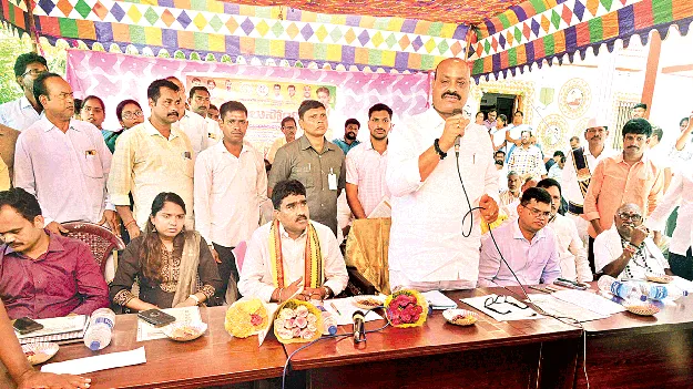 Fertilizer distribution : రైతుల ప్రయోజనమే ప్రభుత్వ లక్ష్యం 