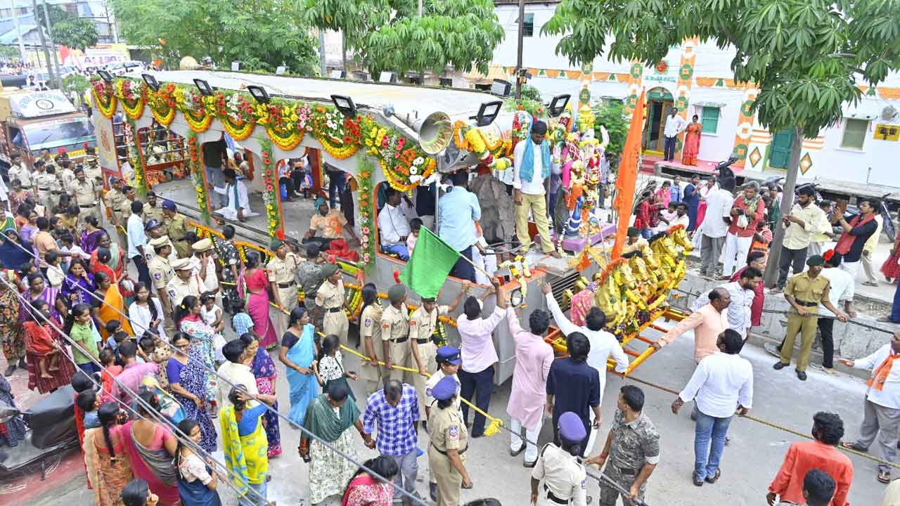 Nizamabad Ganesh Shobha Yatra: గణేషుని శోభాయాత్ర ప్రారంభించిన పీసీసీ చీఫ్ మహేష్ గౌడ్