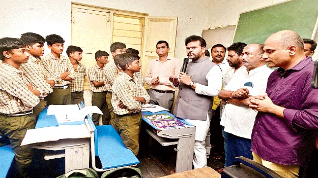 ఎన్టీఆర్‌ మునిసిపల్‌ పాఠశాలను దత్తత తీసుకుంటా