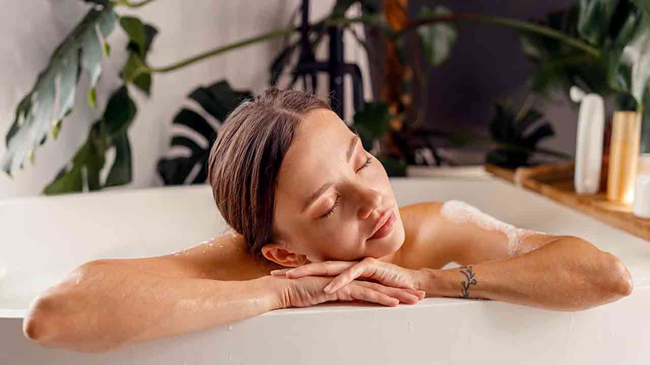 Bathing Tips: నీటిలో ఉప్పు కలిపి స్నానం చేయడం వల్ల ఏమవుతుందో తెలుసా.. 