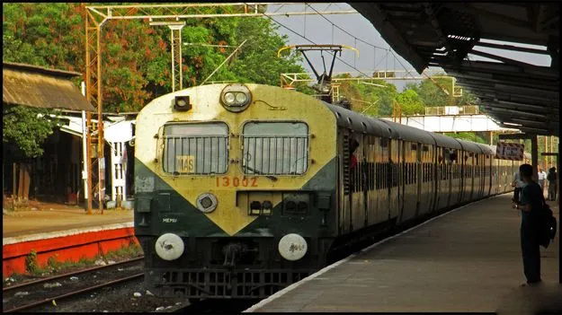 Chennai  News: విద్యుత్‌ రైళ్లలో సీట్లపై కాళ్లు పెడితే శిక్ష