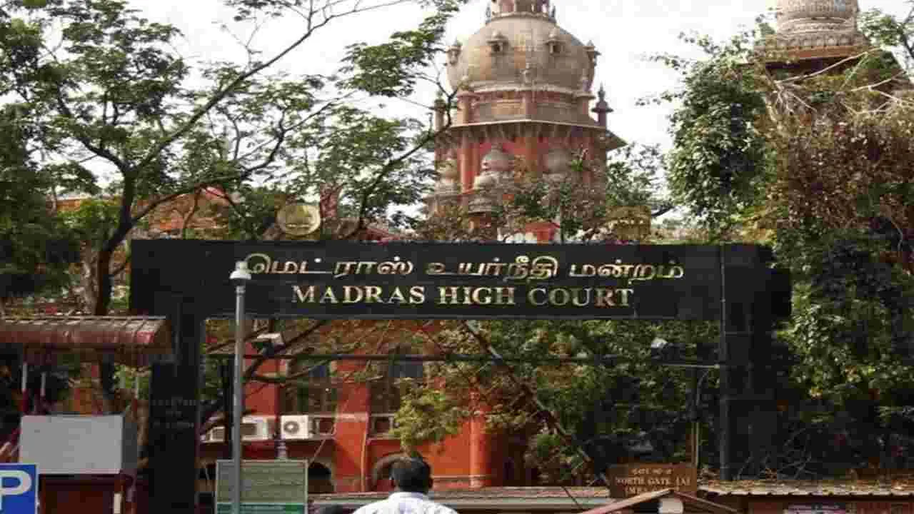 High Court: జెండా స్తంభాల తొలగింపు భేష్‌..