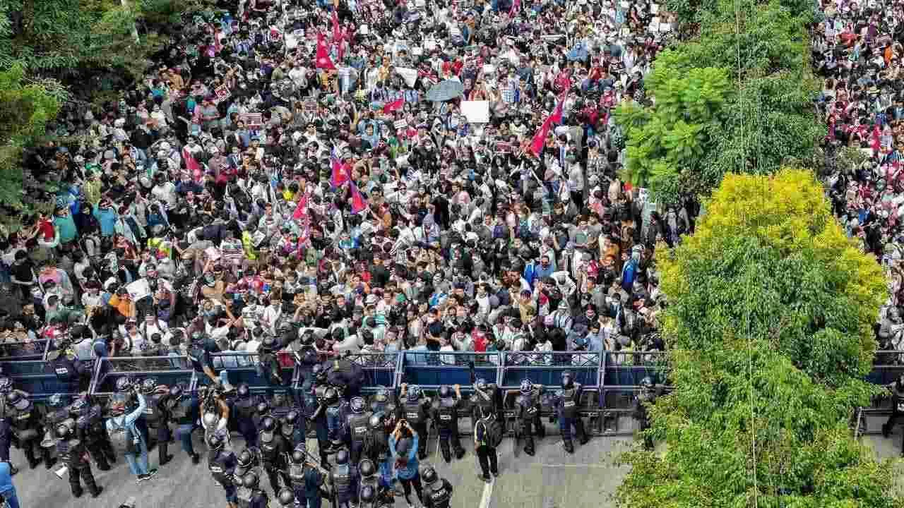 Gen Z Protests In Nepal: నేపాల్ ప్రధాని హోమ్‌టౌన్‌ను తాకిన నిరసన సెగలు.. రాళ్లు రువ్విన ఆందోళకారులు