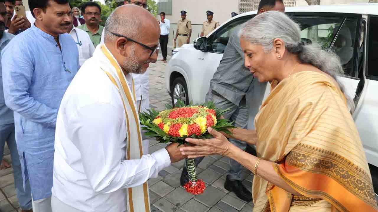 Nirmala Sitharaman: తిరుమలలో కేంద్ర మంత్రి నిర్మలా సీతారామన్‌‌కు ఘన స్వాగతం