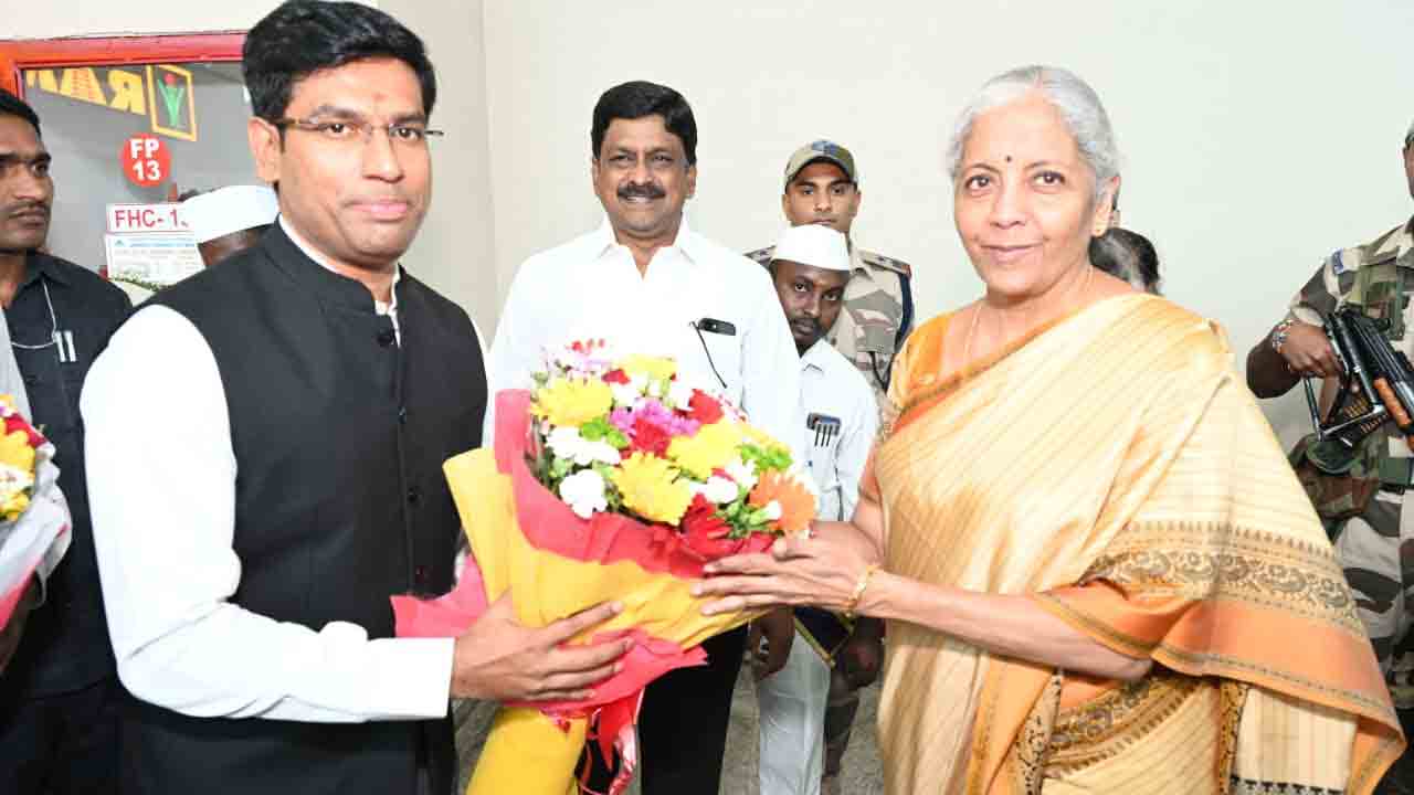 Nirmala Sitharaman: తిరుమలలో కేంద్ర మంత్రి నిర్మలా సీతారామన్‌‌కు ఘన స్వాగతం