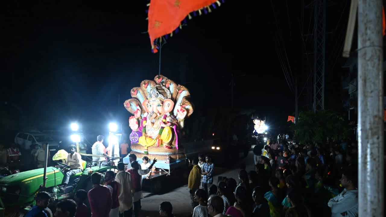 Ganesh immersion Yadadri Bhuvanagiri: భువనగిరి గణేష నిమజ్జనాల్లో భక్తుల రాస్తారోకో..