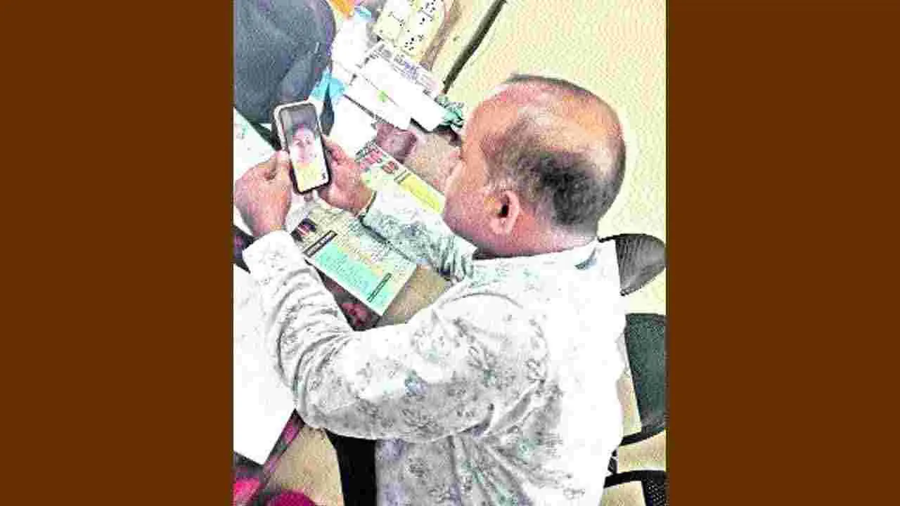 AP News: కోయంబత్తూరు నుంచి ఫోన్.. డీఎస్సీ సెలెక్ట్‌ అభ్యర్థి వీడియో కాల్‌