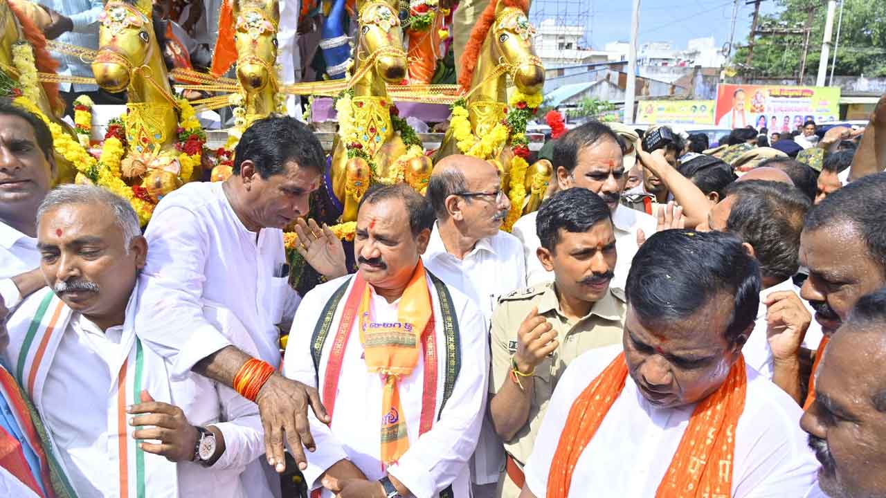Nizamabad Ganesh Shobha Yatra: గణేషుని శోభాయాత్ర ప్రారంభించిన పీసీసీ చీఫ్ మహేష్ గౌడ్