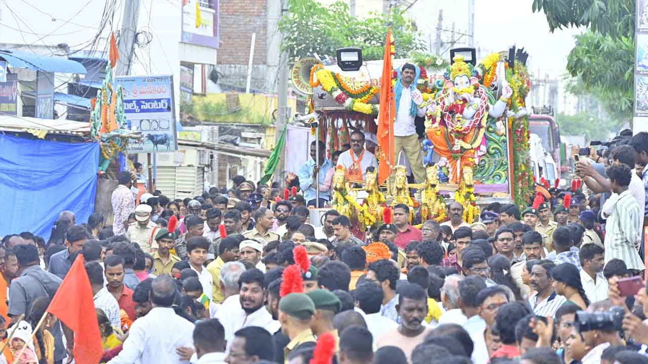 Nizamabad Ganesh Shobha Yatra: గణేషుని శోభాయాత్ర ప్రారంభించిన పీసీసీ చీఫ్ మహేష్ గౌడ్