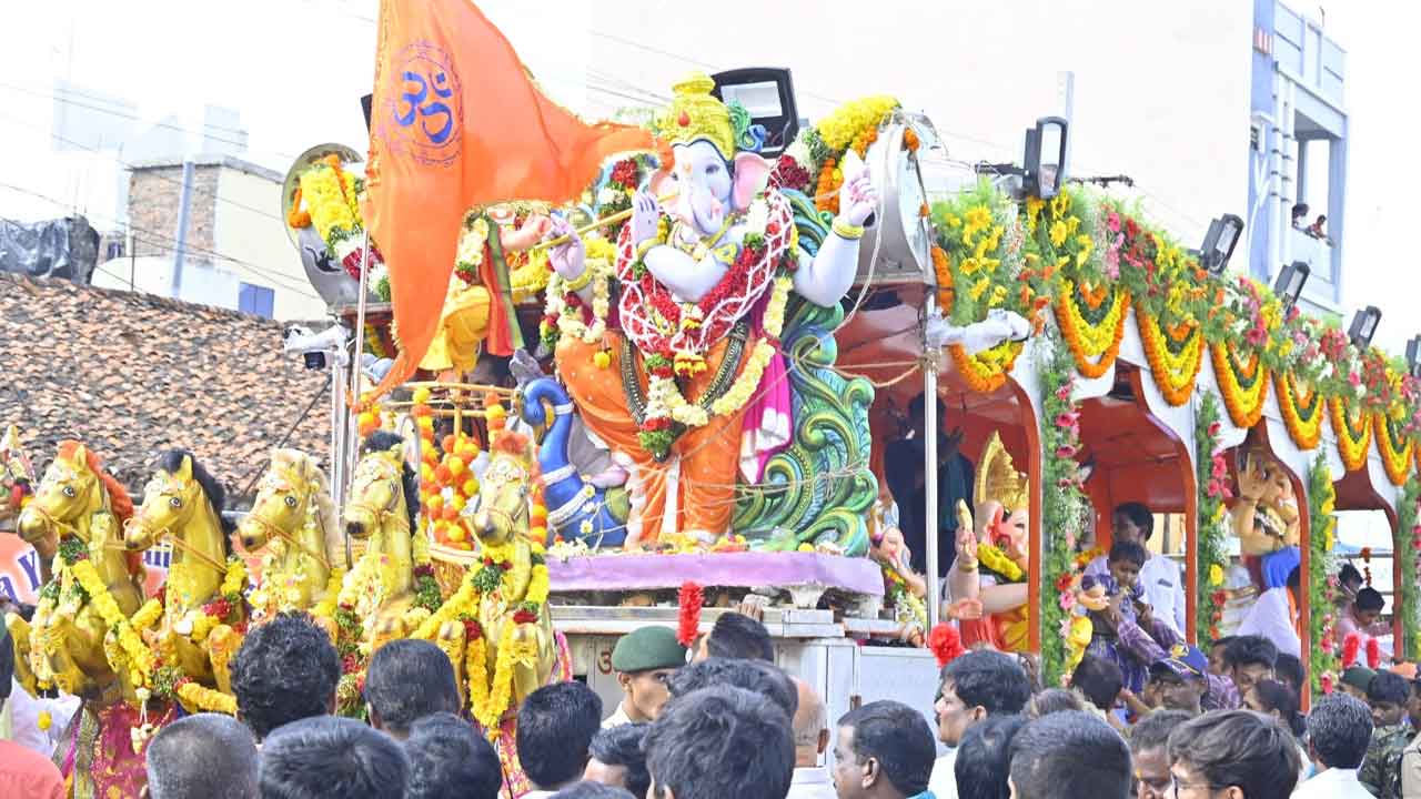 Nizamabad Ganesh Shobha Yatra: గణేషుని శోభాయాత్ర ప్రారంభించిన పీసీసీ చీఫ్ మహేష్ గౌడ్