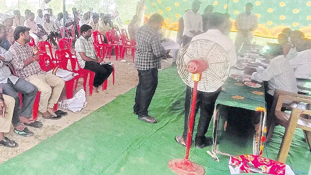 ప్రజలు లేని ప్రజావేదిక 