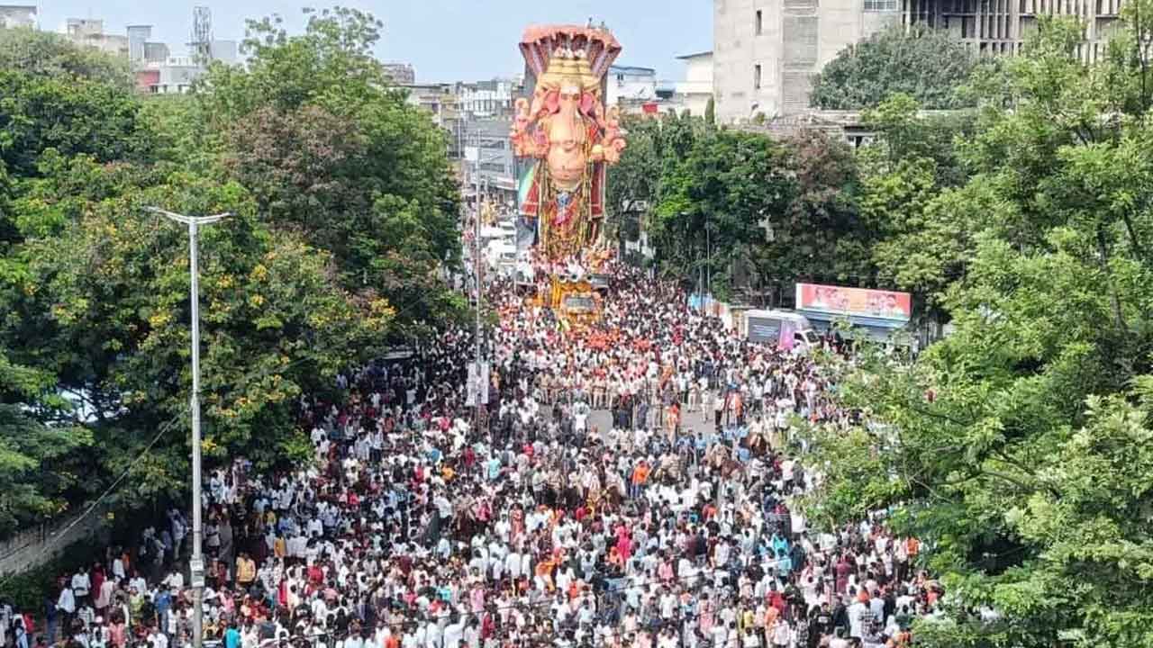 Khairatabad Ganesh: బై బై గణేశా! ఖైరతాబాద్ గణపతికి భక్తుల ఘన వీడ్కోలు