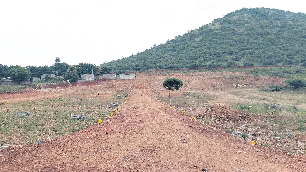 ప్లాట్లు సిద్ధం.. మౌలిక వసతులే తరువాయి