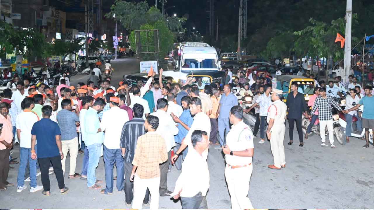 Ganesh immersion Yadadri Bhuvanagiri: భువనగిరి గణేష నిమజ్జనాల్లో భక్తుల రాస్తారోకో..