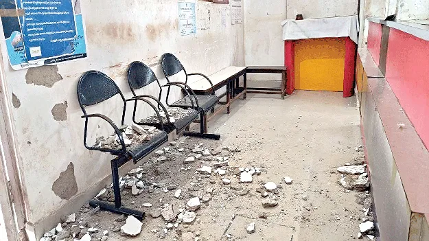 post office cracked: పోస్టాఫీసులో పెచ్చులూడిన శ్లాబు