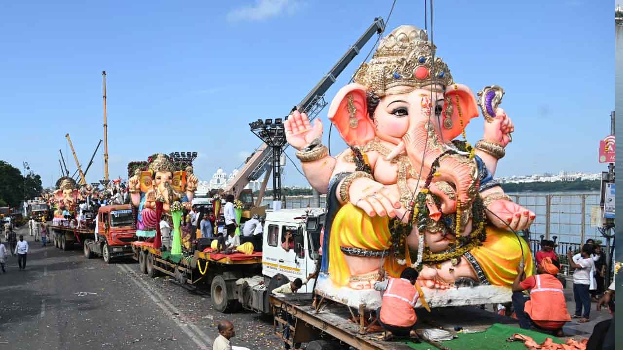 Khairatabad Ganesh: బై బై గణేశా! ఖైరతాబాద్ గణపతికి భక్తుల ఘన వీడ్కోలు