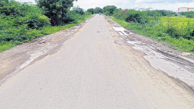 రహదారి అద్దంలా.. మార్జిన్‌ అధ్వానంగా!