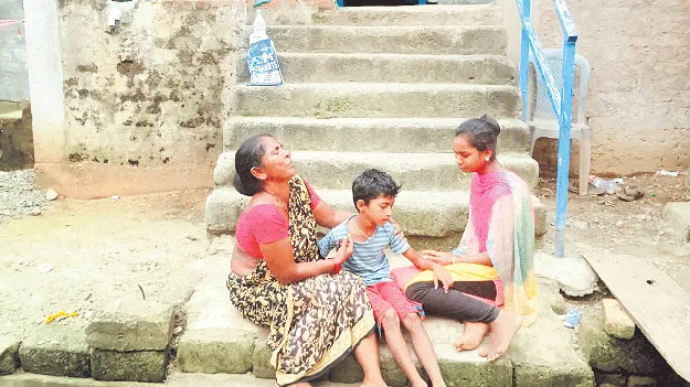 పుల్లల కోసం వెళ్లి.. పుట్టెడు శోకం మిగిల్చి..