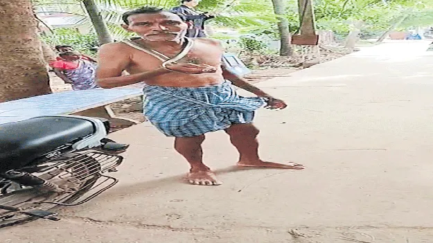 తాగిన మైకంలో తాచుపాముతో చెలగాటం