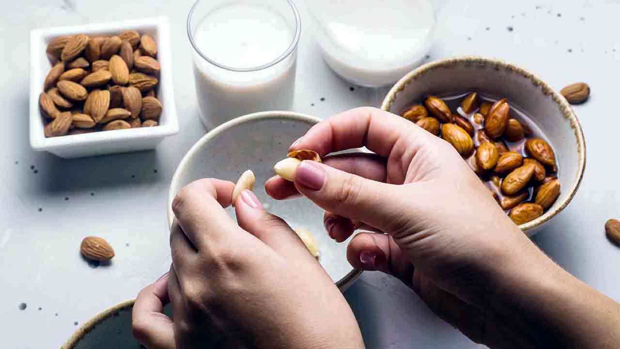 Health Tips: నెల రోజుల పాటు రోజుకు 5 నానబెట్టిన బాదం పప్పులు తింటే.. జరిగేది ఇదే.. 