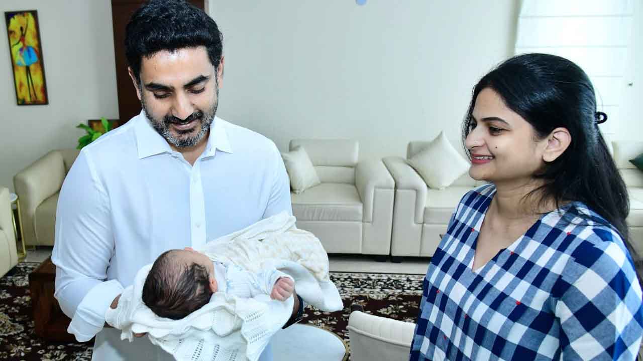 Lokesh Blesses Ram Mohan Naidu Son: కేంద్రమంత్రి కుమారుడిని ముద్దాడిన నారా లోకేష్..!