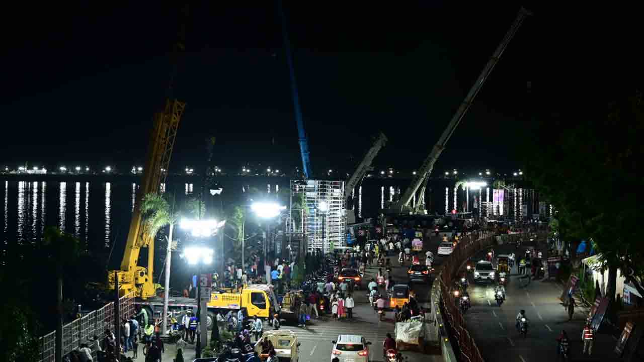 Ganesh Immersion: గణేశ్ నిమజ్జనం వేళ.. లైటింగుల వెలుగులో ట్యాంక్ బండ్