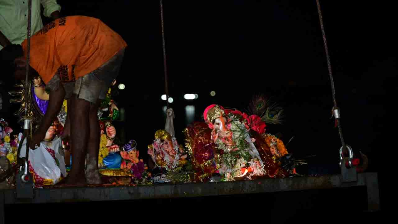 Ganesh Immersion: గణేశ్ నిమజ్జనం వేళ.. లైటింగుల వెలుగులో ట్యాంక్ బండ్