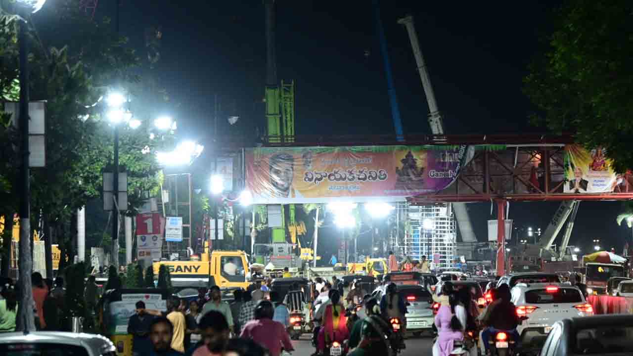 Ganesh Immersion: గణేశ్ నిమజ్జనం వేళ.. లైటింగుల వెలుగులో ట్యాంక్ బండ్