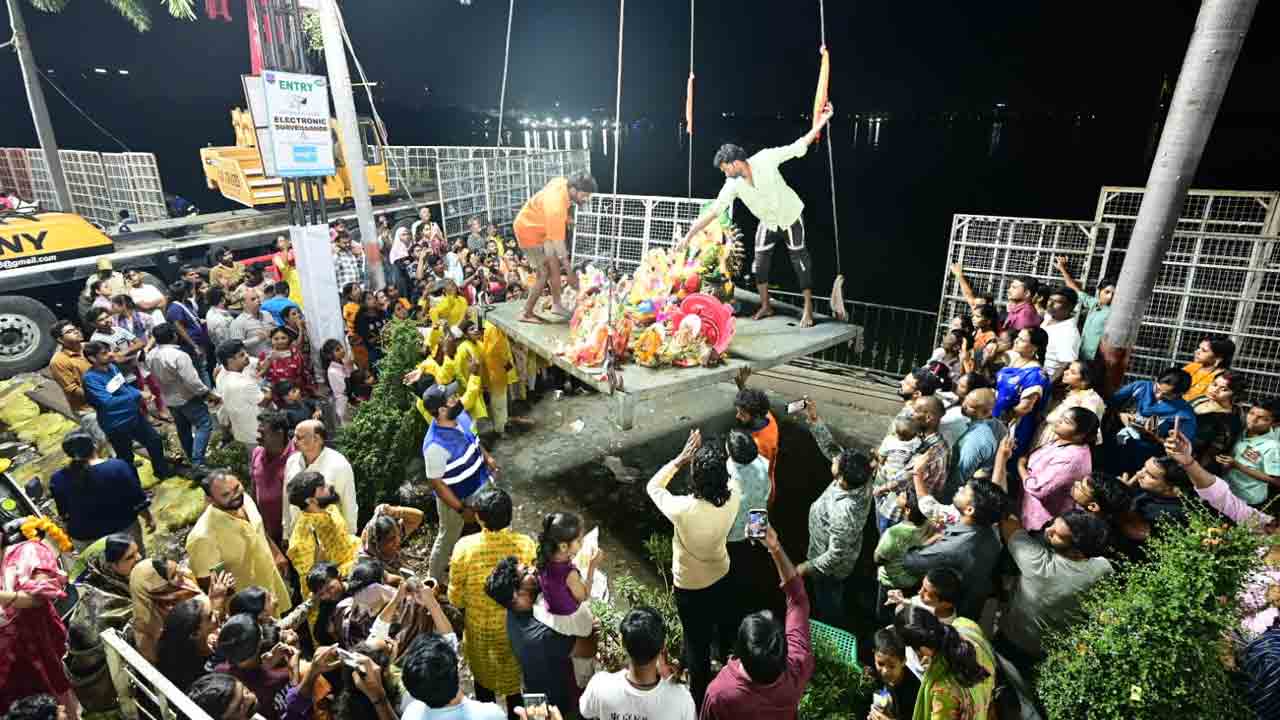 Ganesh Immersion: గణేశ్ నిమజ్జనం వేళ.. లైటింగుల వెలుగులో ట్యాంక్ బండ్